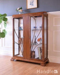 アンティーク家具 アンティークのキャビネット 英国のアンティーク家具、お洒落なかたちの美しいガラスキャビネット（ショーケース）