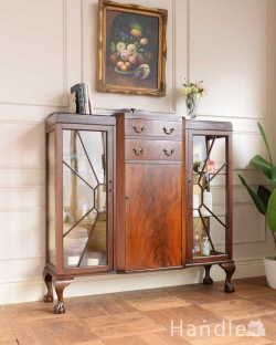 アンティーク家具 アンティークのキャビネット アンティークの収納家具、たっぷり入る優雅なデザインのガラスキャビネット　