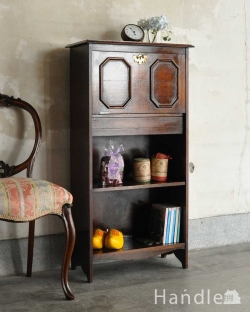 アンティーク家具 ビューロー 英国らしい彫が魅力の小さなアンティークスチューデントビューロー