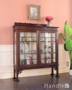 アンティーク家具 アンティークのキャビネット マホガニー材のアンティーク英国家具、装飾が美しいガラスキャビネット