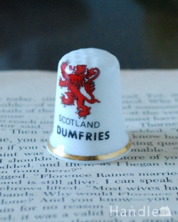 アンティーク雑貨 アンティーク食器 スコットランド王室の紋章がかっこいいアンティークシンブル(SCOTLAND DUMFRIES)