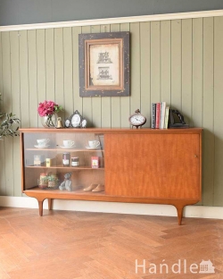 アンティーク家具 アンティークのキャビネット 北欧スタイルに似合うクールさが魅力、ヴィンテージのガラスキャビネット（引き戸タイプ）