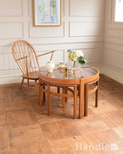 アンティーク家具 アンティークのテーブル 北欧スタイルのヴィンテージ家具、４台セットになった英国ネイサン社のネストテーブル