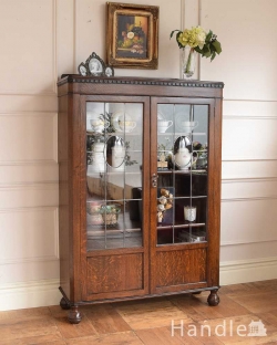 アンティーク家具 アンティークのキャビネット 湾曲ガラスがはめ込まれたステンドグラス扉の英国アンティークブックケース（本棚）