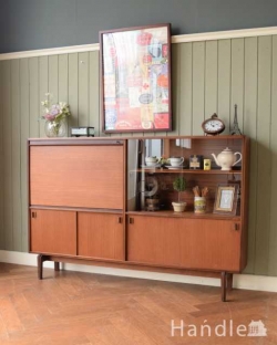 アンティーク家具 アンティークのキャビネット 北欧スタイルのお部屋に似合うヴィンテージ家具、引き戸のガラスキャビネット