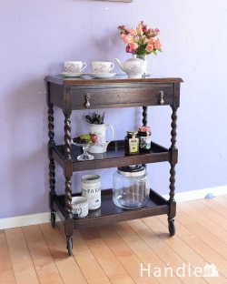 アンティーク家具 アンティークのワゴン・トローリー どこでも使えるアンティーク家具、ガラス天板と引き出し付きのツイスト脚のワゴン（トロリー）