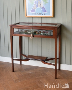 アンティーク家具 アンティークのキャビネット イギリスから到着したお洒落なアンティークのコレクションケース