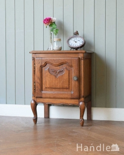 アンティーク家具 アンティークのキャビネット フランスから届いた猫脚の小さなアンティーク家具、サイドテーブル