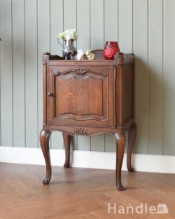 アンティーク家具 アンティークのキャビネット フランスのアンティーク家具、装飾が美しいサイドキャビネット