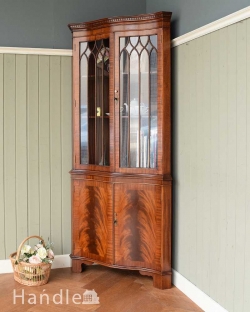 アンティーク家具 アンティークのキャビネット お部屋の角にはまるコーナーキャビネット、マホガニー材のアンティーク家具