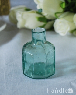 アンティーク雑貨 アンティークビン・香水瓶 アンティークのガラスで出来た、八角形の形が可愛い爽やかなインクボトル