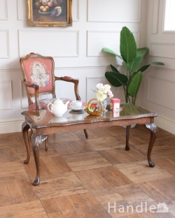 美しい木目のアンティーク家具、ガラストップの優雅なコーヒーテーブル