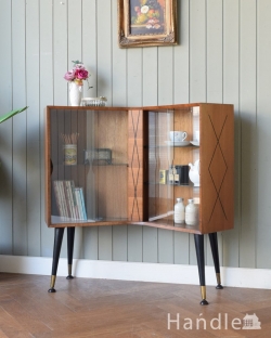 アンティーク家具 アンティークのキャビネット ウォールナット材で出来たおしゃれなビンテージ家具、ガラス扉のキャビネット