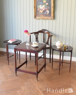 英国のアンティーク家具、折り畳み式の四角と丸の天板を楽しめるネストテーブル