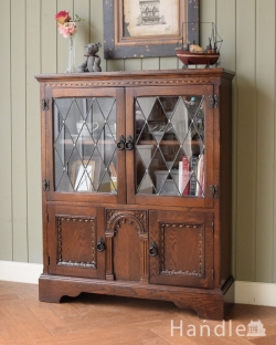 アンティーク家具 アンティークのキャビネット 英国輸入のアンティーク家具、ステンドグラスのガラス戸が美しいブックケース（本棚）