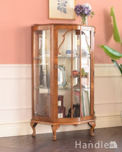 アンティーク家具 アンティークのキャビネット 英国で見つけたアンティーク家具、背中のミラーがキラキラ輝くガラスキャビネット