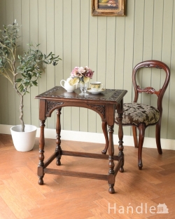英国で見つけたアンティークのテーブル、天板の彫が華やかなホールテーブル
