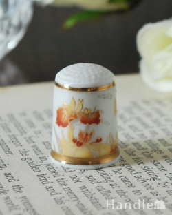 アンティーク雑貨 アンティーク食器 オレンジのお花と蝶が舞うイギリスのアンティークシンブル