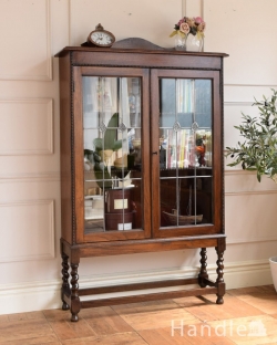 アンティーク家具 アンティークのキャビネット 英国のアンティーク家具、ステンドグラスの扉がキレイなブックケース