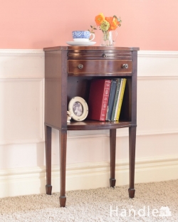 アンティーク家具 アンティークのキャビネット 英国のアンティーク家具、長い脚が美しいベッドサイドテーブル