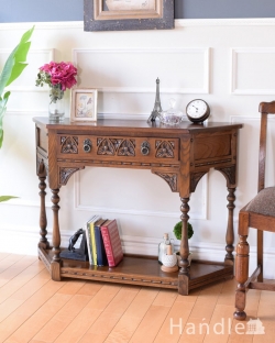 アンティーク家具 アンティークのテーブル イギリスアンティークのコンソールテーブル、装飾が豪華な引き出し付きの家具