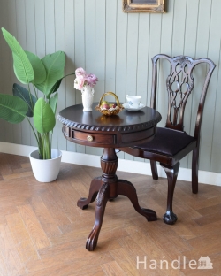アンティーク風 アンティーク風の家具 アンティーク風のサイドテーブル、引き出しが付いたドラムテーブル