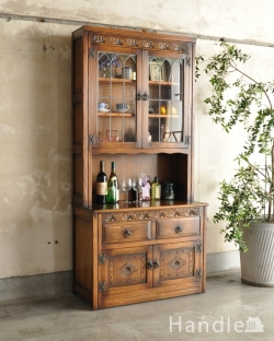 アンティーク家具 アンティークのキャビネット 英国のアンティーク家具、お花の彫刻がキレイなカップボード