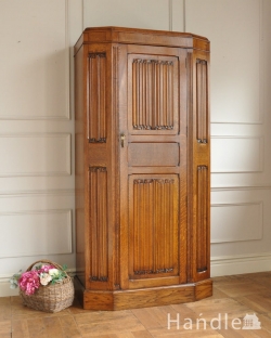 英国のアンティーク家具、重厚な彫の木製扉がお洒落なアンティークのワードローブ