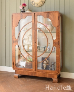 アンティーク家具 アンティークのキャビネット 英国のアンティークキャビネット、高級感漂うシノワズリデザインのショーケース