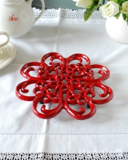 インテリア雑貨 キッチン雑貨 コントワール・ドゥ・ファミーユの真っ赤なお花模様のアイアン製トリベット