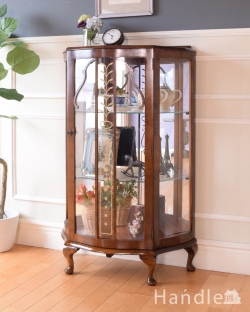 アンティーク家具 アンティークのキャビネット 英国のアンティーク家具、ミラーがキラキラ輝くガラスキャビネット(飾り棚)