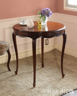 アンティーク調のティーテーブル、猫脚が美しいフレンチ風のオケージョナルテーブル