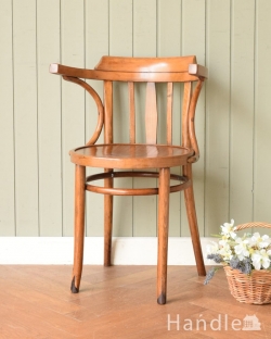 英国アンティークの椅子、めずらしいアームが付いたベントウッドチェア