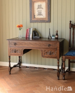 英国アンティークのおしゃれな書斎机、お花の彫刻がたっぷり入ったオーク材のデスク