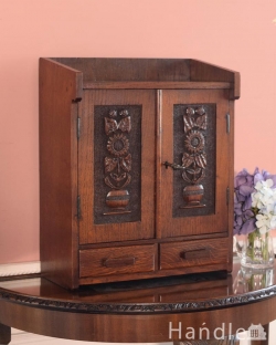 アンティーク家具 アンティークのキャビネット アンティークのウォールキャビネット、ヒマワリの浮き彫りが可愛い小さなアンティーク家具