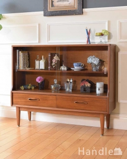 アンティーク家具 アンティークのキャビネット 北欧スタイルのヴィンテージ家具、引き戸タイプのガラスキャビネット