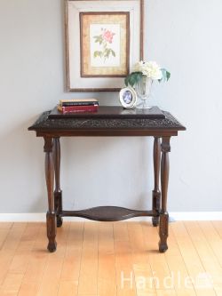 アンティーク家具 アンティークのテーブル 英国のおしゃれなテーブル、彫刻が美しい棚付きのオケージョナルテーブル（ミュージアムテーブル）
