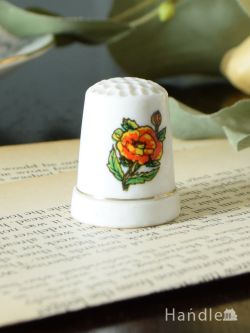 イギリスのアンティーク雑貨、オレンジ色のお花が描かれたシンブル（指貫）