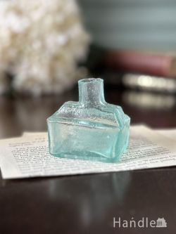 アンティーク雑貨 アンティークビン・香水瓶 イギリスから届いたアンティークガラスの雑貨、ペン置きが付いたふな型タイプのヴィクトリアンインク瓶