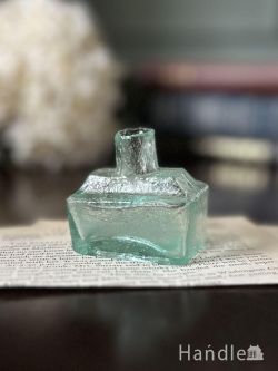 アンティーク雑貨 アンティークビン・香水瓶 イギリスから届いたアンティークガラスの雑貨、ペン置きが付いたふな型タイプのヴィクトリアンインク瓶