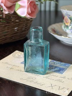 アンティーク雑貨 アンティークビン・香水瓶 深いブルー色のアンティークガラスが美しい、インク入れとして使われていたビクトリアンボトル