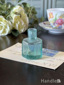 アンティーク雑貨 アンティークビン・香水瓶 イギリスのアンティークガラス雑貨、ブルー色が美しい八角形のインク瓶