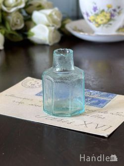 アンティーク雑貨 アンティークビン・香水瓶 イギリスで見つけたおしゃれなインクビン、爽やかな色の八角形アンティークボトル