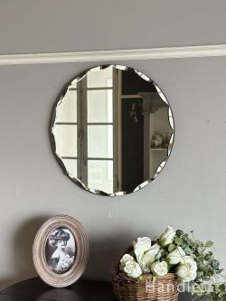 アンティーク雑貨 アンティークミラー・鏡 イギリスのアンティークのカッティングミラー、丸い形の縁取りが輝く壁付けの鏡