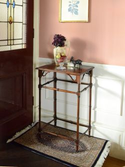 アンティーク家具 アンティークのテーブル 英国から届いたアンティークのサイドテーブル、足の装飾が美しいオケージョナルテーブル