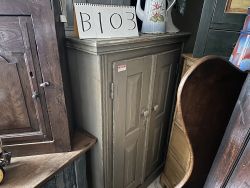 到着予定商品  アンティ―ク　カップボード