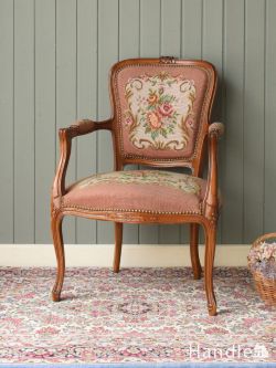 アンティークチェア・椅子 パーソナルソファ フランス生まれの美しいアンティークチェア、プチポワンの刺繍が入った一人掛けの肘掛け椅子