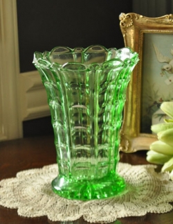 アンティーク雑貨  グリーンのクリアガラスがキレイな花器　アンティークプレスドグラス