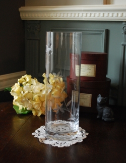 アンティーク雑貨  英国アンティーク　綺麗なガラスのプレスドグラス　フラワーベース