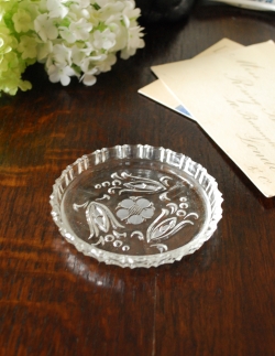 アンティーク雑貨  お花がとても愛らしい、アンティークガラスのトレー（プレート）、プレスドグラス